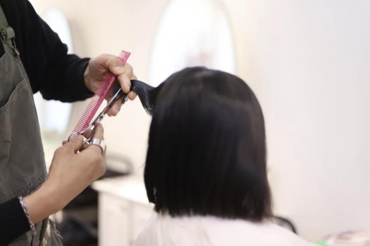 Oltre al taglio, anche l’acconciatura gioca un ruolo chiave nel valorizzare un viso tondo. Il top knot o chignon alto è un’ottima scelta