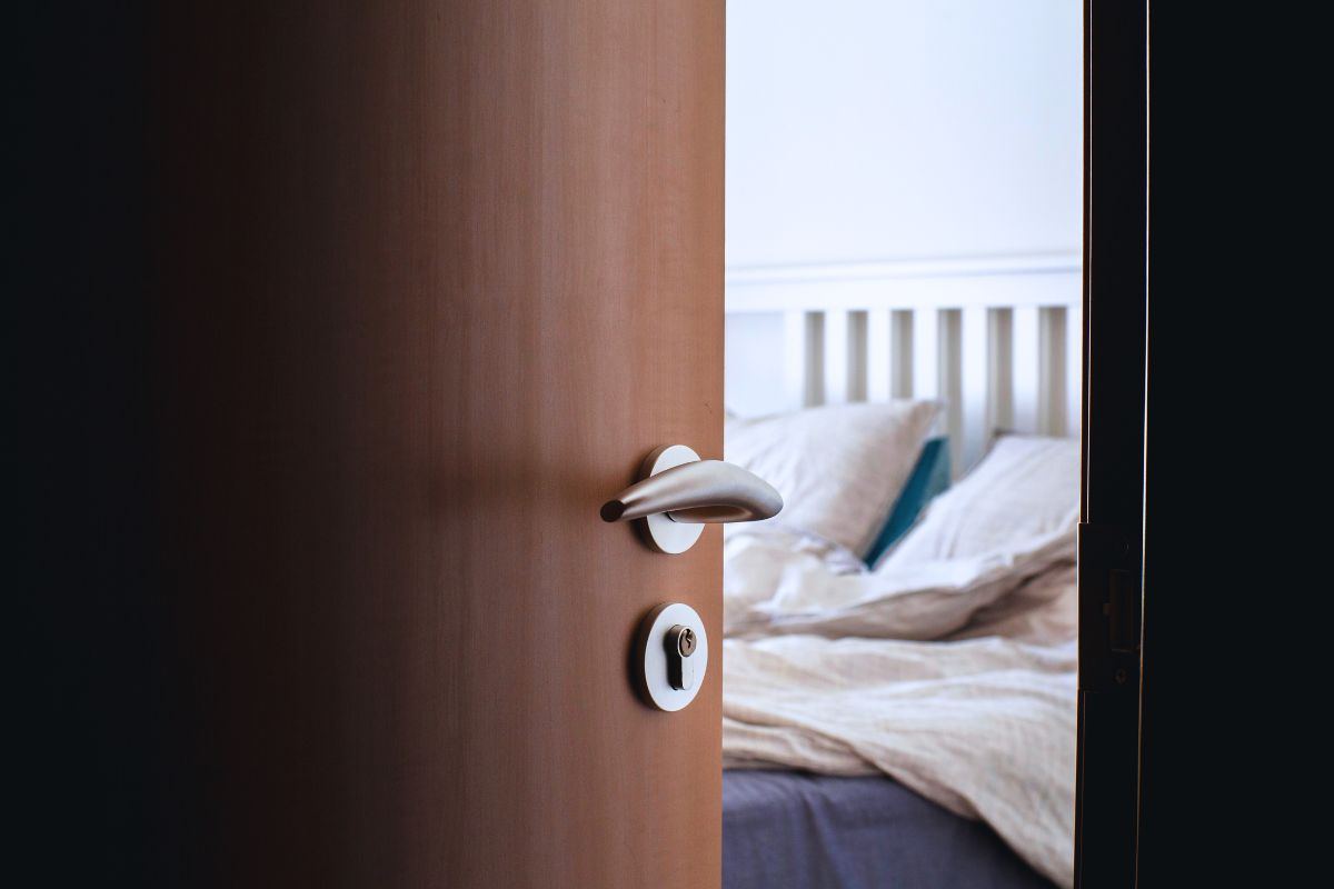 dormire con la porta aperta o chiusa?