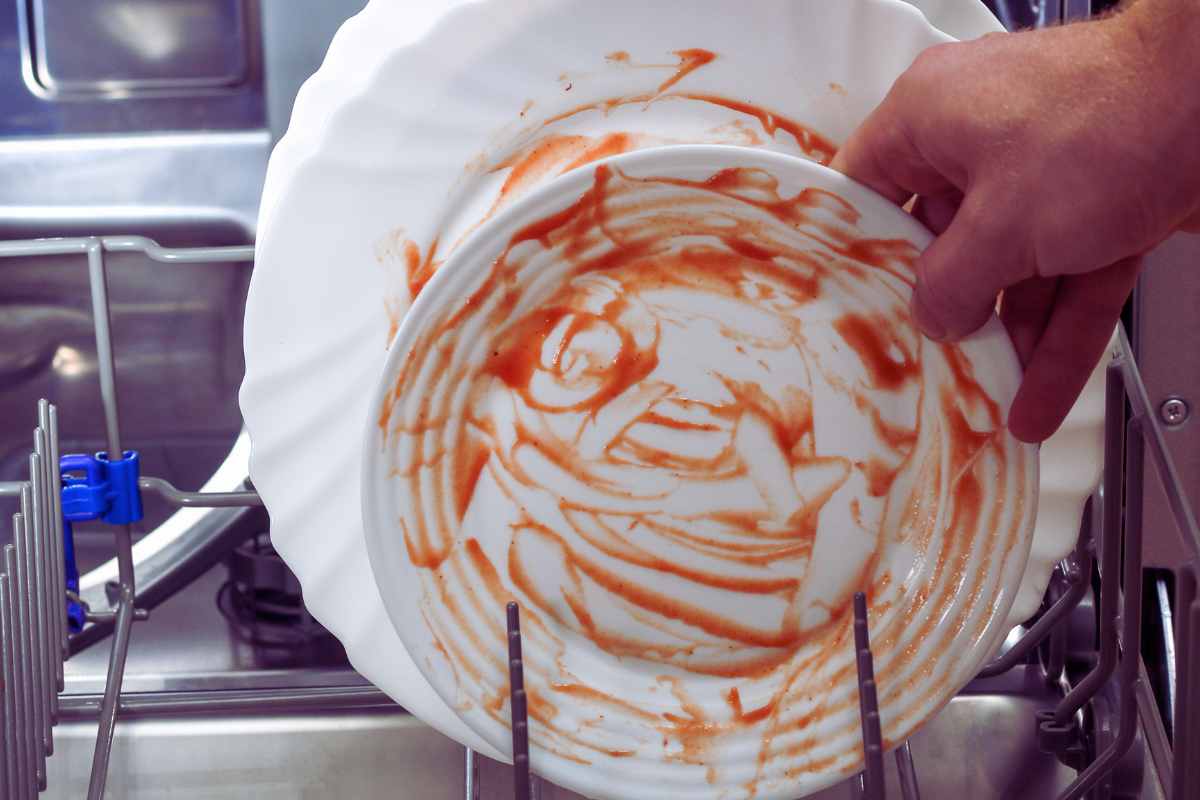 Lasciare tutta la notte piatti sporchi in lavastoviglie: errore gravissimo