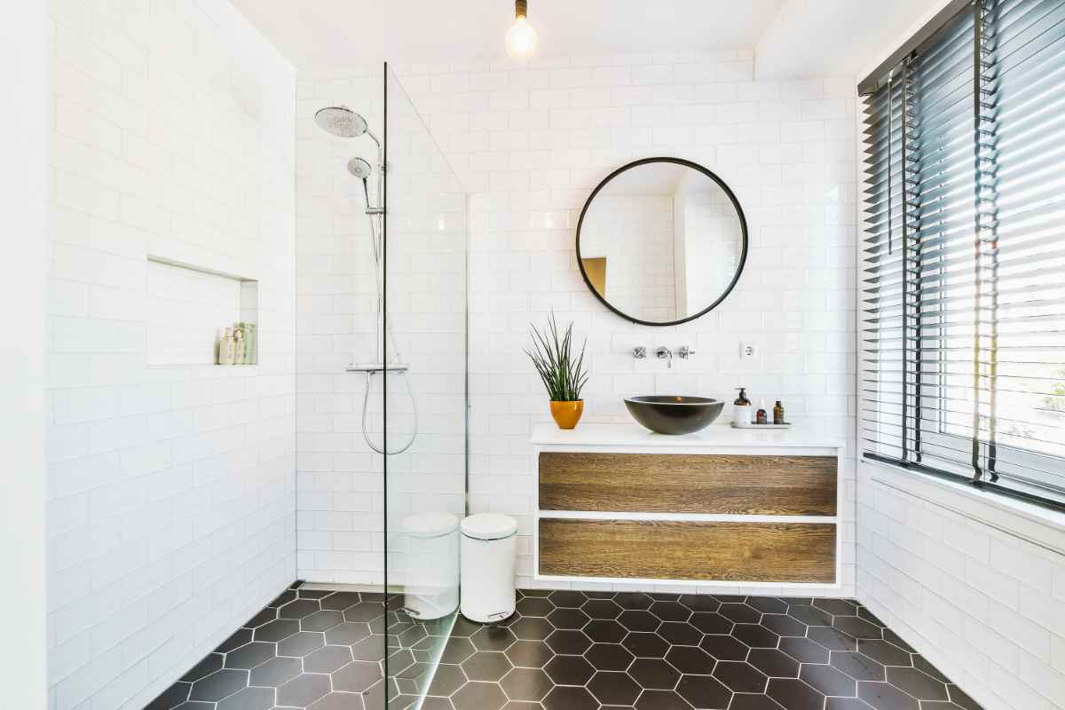 l’oggetto che tieni in mano proprio ora non dovrebbe mai entrare in bagno