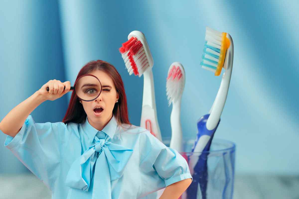 Trucco geniale, due spazzolini vecchi legati insieme e pulire diventa facilissimo