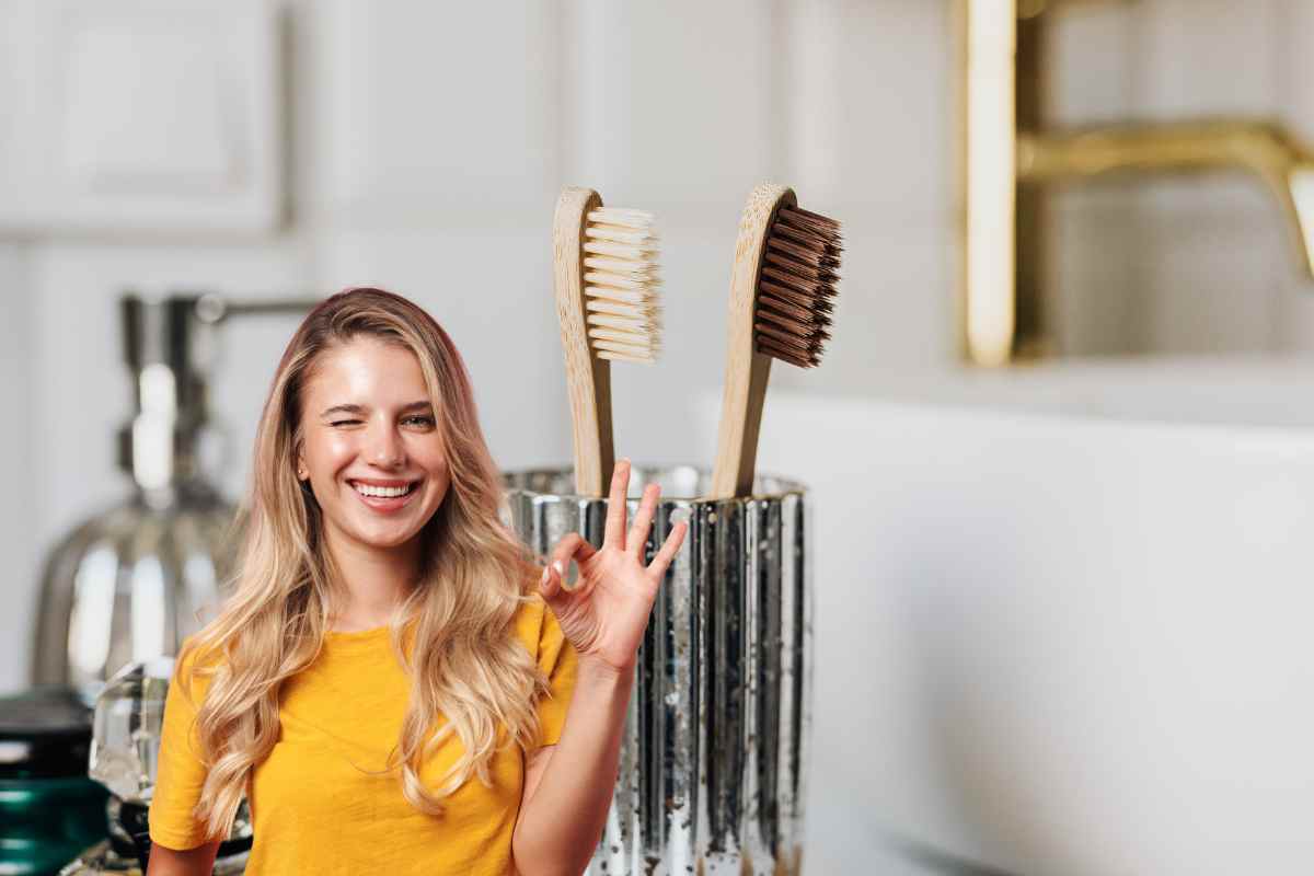 Trucco geniale, due spazzolini vecchi legati insieme e pulire diventa facilissimo, i dettagli