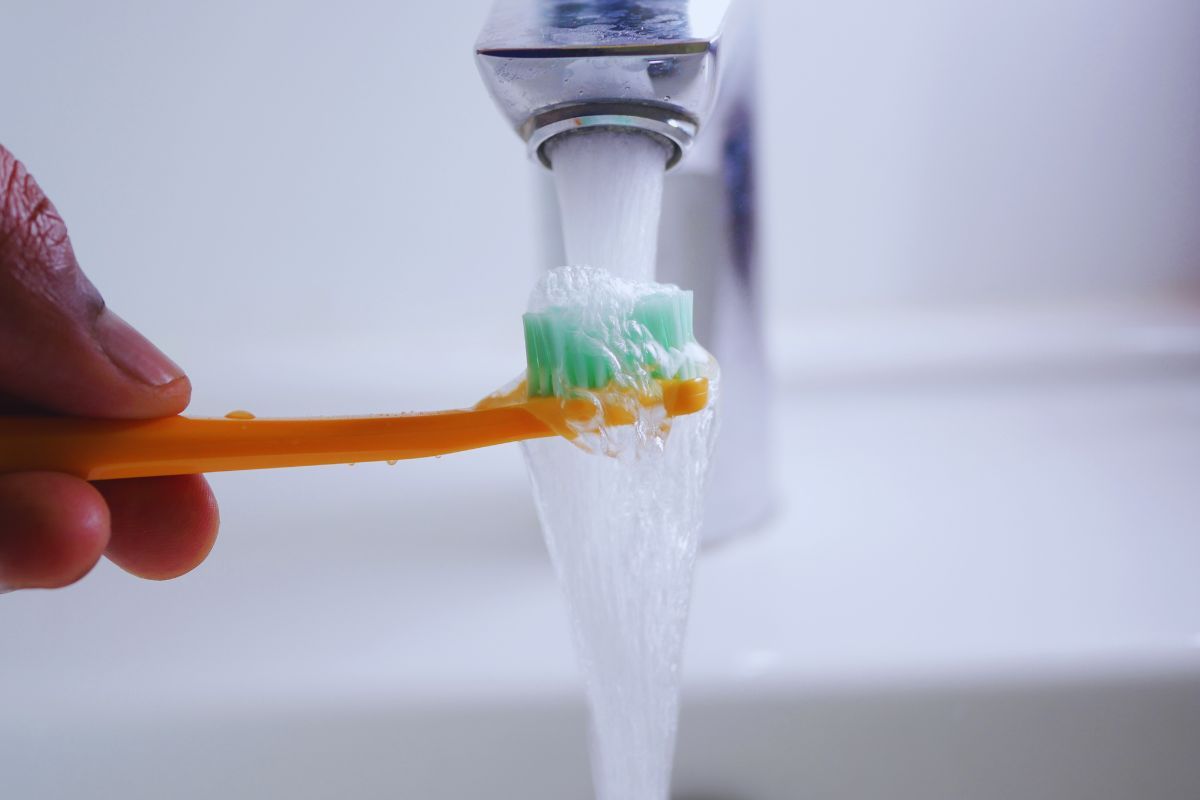 tecnica per igienizzare lo spazzolino da denti