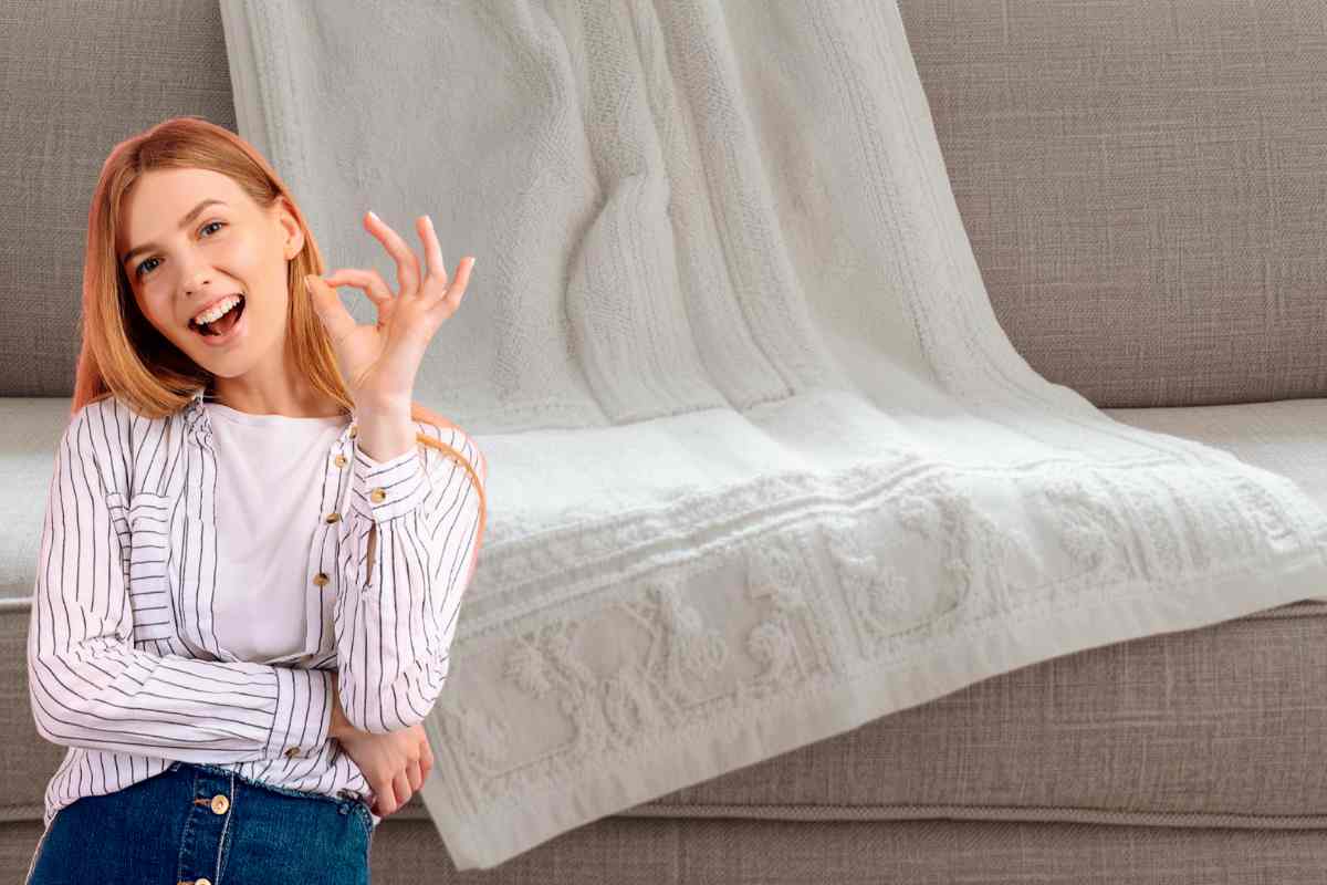 donna gesto ok asciugamano su divano